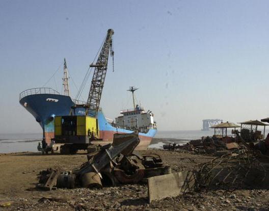 A new study says that Alang shipbreaking workers continue to work in appalling conditions. Photo courtesy of The Hindu Business Line