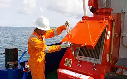 Surveyor Umar Ali from LR’s Trinidad office carries out an inspection of the tugboat Trafalgar